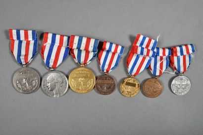 null France. Médaille d'Honneur de l'Aéronautique, variantes, lot de 7.