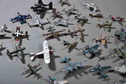 null AVIATION. Maquettes d'avions, fabrication artisanale CHAUBET, lot de 50.