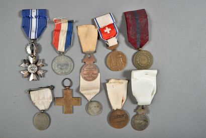null France. Croix rouge et diverses médailles, lot de 10.