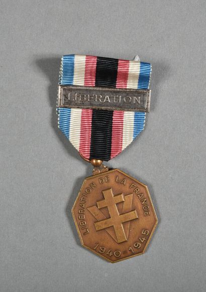 null France. Médaille des Résistants Combattants et Sanitaires, agrafe « LIBERAT...