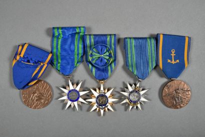 null France. Ordre du Mérite Maritime, officier(1), chevaliers(2), médailles de la...