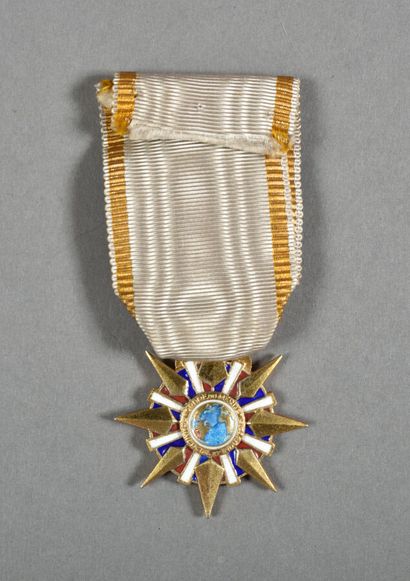 null France. Ordre du Mérite Commercial, chevalier à variante de revers émaillé.