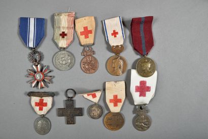 France. Croix rouge et diverses médailles,...