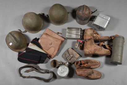 null France. Militaria, casques et équipements, une paire de brodequins, années 1930/40/50,...