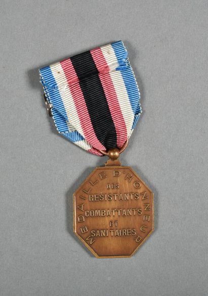 null France. Médaille des Résistants Combattants et Sanitaires, agrafe « LIBERAT...