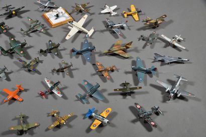 null AVIATION. Maquettes d'avions, fabrication artisanale CHAUBET lot de 50.