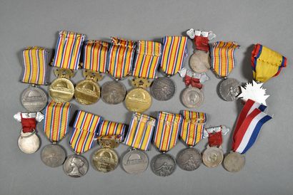null France. Médailles d'Honneur des Sapeurs-Pompiers(14), médailles des Pupilles(5),...