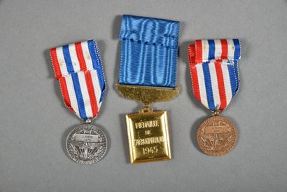 null France. Médaille de l'Aéronautique(1), et du Travail de l'Armée de l'Air(2),...