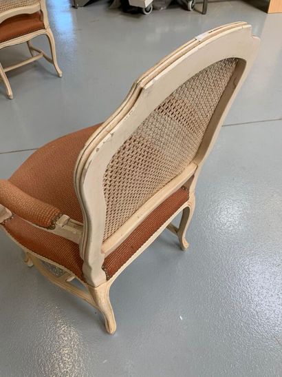 null Deux fauteuils de style Louis XV à dossier plat canné en bois mouluré et sculpté,...