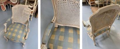 Suite de 3 fauteuils de style Louis XV, à...