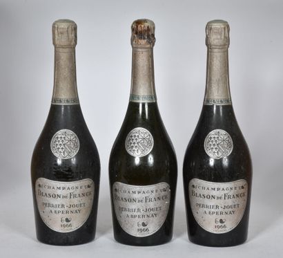 null 3 B CHAMPAGNE BRUT BLASON DE FRANCE (niveaux bas de coiffes; e.t.h. dont 1 e.l.a....