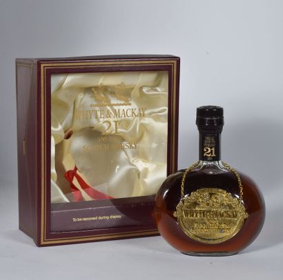 null 1 B OLD SCOTCH WHISKY 21 YEARS OLD 75 cl 43% (Original box) White & Mackay NM.

VAT...