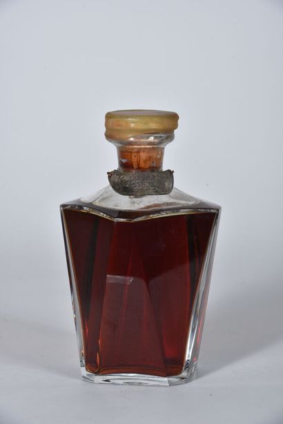 null 1 B COGNAC CORDON ARGENT CARAFE BACCARAT (Original box dirty) (L.B.) Martell...