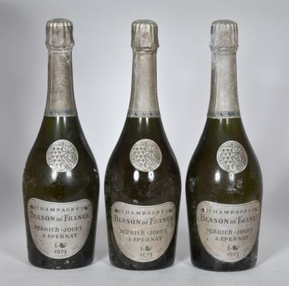 null 3 B CHAMPAGNE BRUT BLASON DE FRANCE (2 levels bottom of caps; e.t.h; caps slightly...