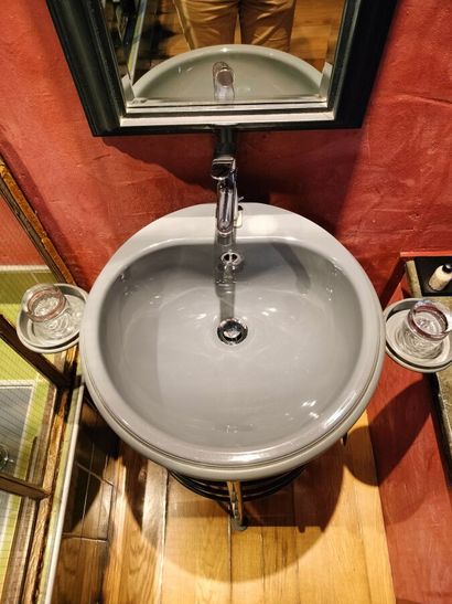 null Lot de dix vasques sur pied "LOLA HERZBURG" de Philippe STARCK, édité par Raspel.

Circa...