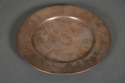 null Small bronze dish with a copper patina, decorated with silver niello of a dragon...