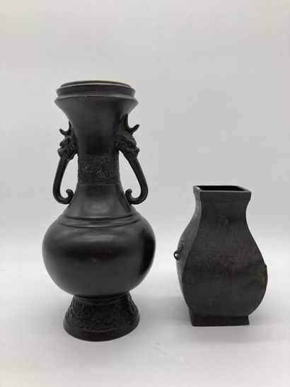 Deux vases en bronze de patine brune, l'un...