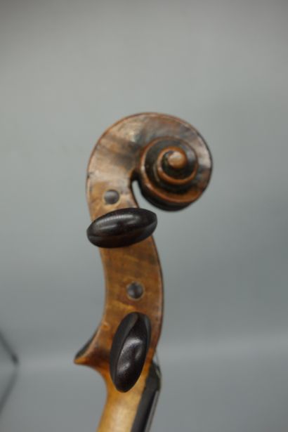 null Violon français du XIXème siècle, portant une étiquette de LUPOT, diverses restaurations...