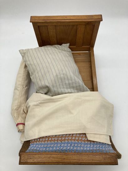 null Mobilier de poupée :

Chambre bois art-déco: 1 lit 48x26cm avec sa literie,...