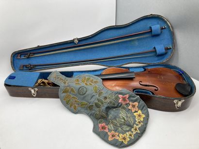 null 4/4 violin made in Mirecourt around 1920 with the label "Clotelle".

Two-piece...