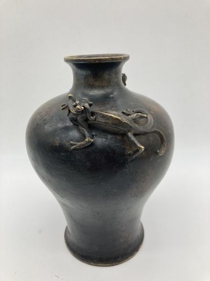 Vase balustre à petit col, en bronze de patine...