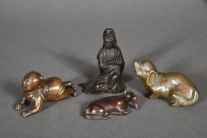 null Lot de quatre petits sujets en bronze figurant respectivement une déesse Guanyin,...