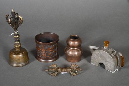 Ensemble de sept objets, dont six en bronze...