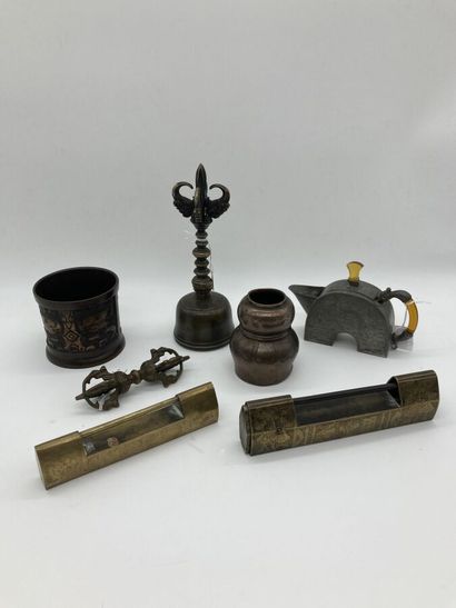 null Ensemble de sept objets, dont six en bronze comprenant un vajra, une cloche...