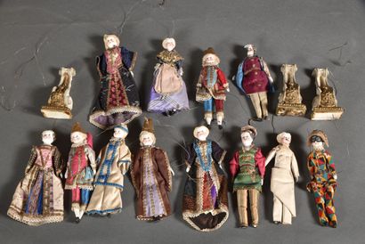 12 rares petites marionnettes de théâtre,...