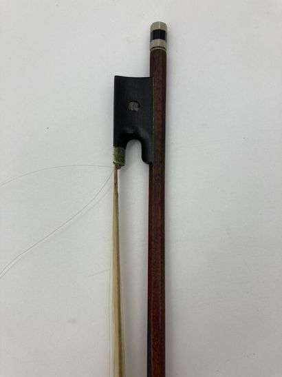 null 4/4 violin bow from the school of BAZIN.

Pernambuco stick, ebony mounted case.

Nickel...