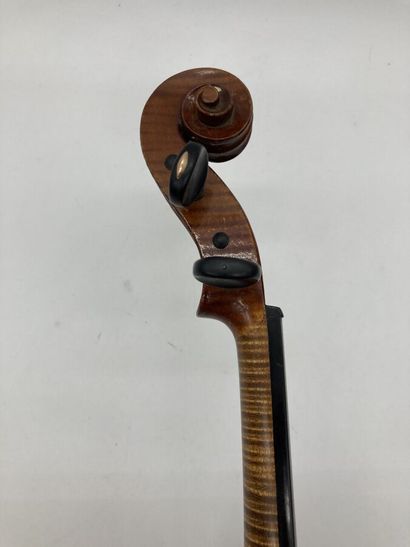 null 4/4 violin made in Mirecourt around 1920 with the label "Clotelle".

Two-piece...