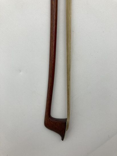 null 4/4 violin bow from the school of BAZIN.

Pernambuco stick, ebony mounted case.

Nickel...