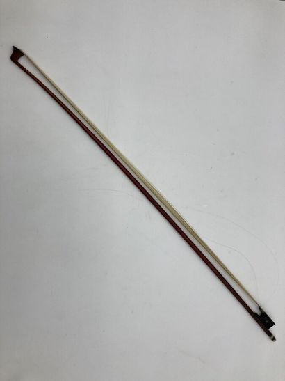 null 4/4 violin bow from the school of BAZIN.

Pernambuco stick, ebony mounted case.

Nickel...