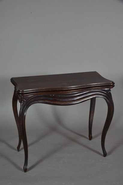 null Table à jeux dans style Louis XV en bois verni noir, mouluré, repose sur 4 pieds...