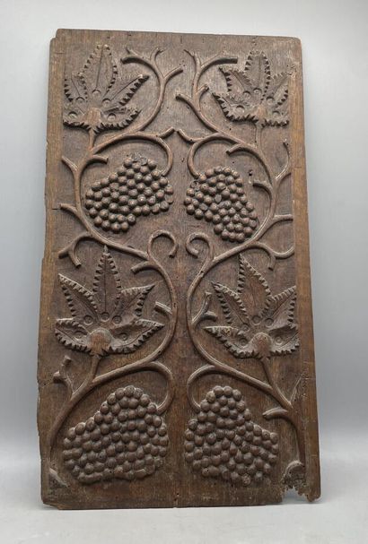 null Panneau en chêne sculpté figurant des pampres de raisins.

XVIIIème siècle 

47...