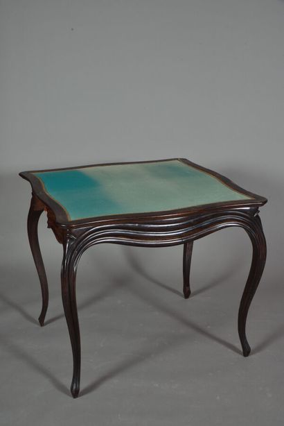 null Table à jeux dans style Louis XV en bois verni noir, mouluré, repose sur 4 pieds...