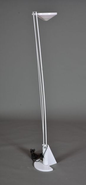 null Lampadaire Italien à balancier en métal laqué blanc.
Circa 1980.
H. 180 cm.