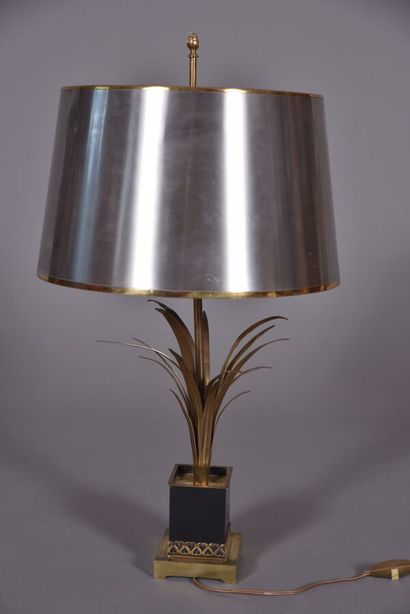 null TRAVAIL FRANCAIS 
Lampe de table à trois lumières et fût tubulaire en bronze...