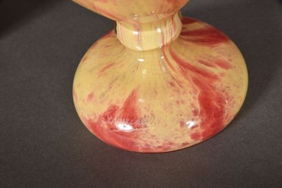 null SCHNEIDER
Vase ovoïde sur piédouche bagué. Épreuve en verre marmoréen rose orangé...