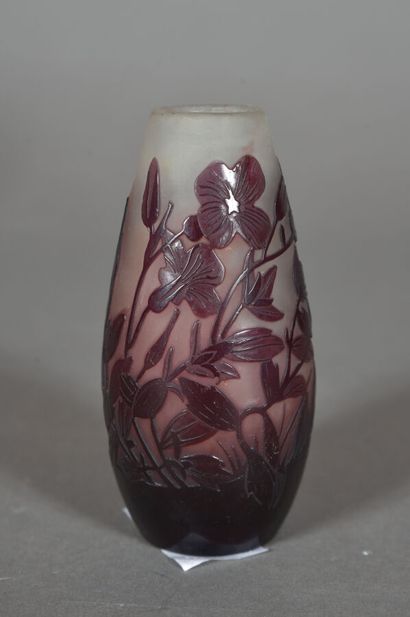 null ETABLISSEMENT GALLE 
Vase obusal. Épreuve en verre doublé violet sur fond rose...