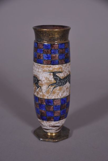 null Jean MAYODON (1893 - 1967) 
Vase en céramique à corps obusal et col conique...