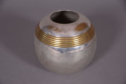 null TRAVAIL MODERNISTE
Vase sphérique en métal argenté à frise godronnée de laiton...