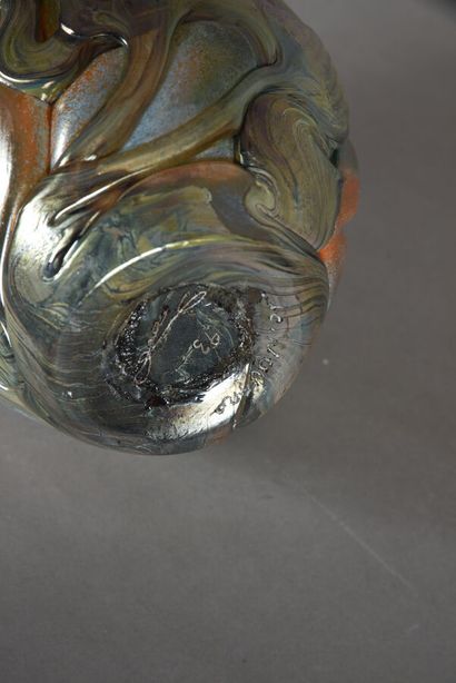 null Jean-Claude NOVARO.
Vase ovoïde irisé en verre.
Circa 1980.
H. 30 cm 

