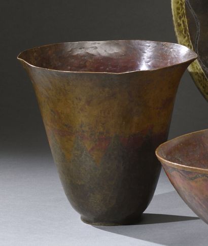 null Claudius LINOSSIER (1893-1953) 
Vase en dinanderie de cuivre à corps conique...