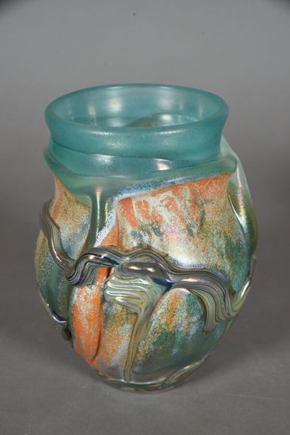 null Jean-Claude NOVARO.
Vase ovoïde irisé en verre.
Circa 1980.
H. 30 cm 

