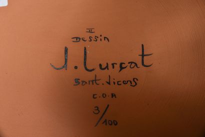 null JEAN LURCAT.
Grand plat en faïence de forme libre, à motif de coq.
Numéroté...