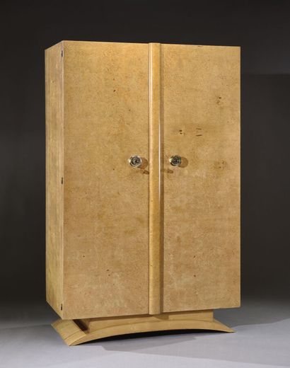 null TRAVAIL FRANCAIS 1950
Armoire en placage de loupe d'Amboine à corps quadrangulaire...