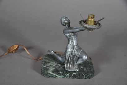 null TRAVAIL FRANCAIS 
" Femme au turban ". Lampe de table en métal argenté (oxydé)...