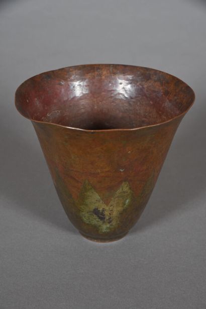 null Claudius LINOSSIER (1893-1953) 
Vase en dinanderie de cuivre à corps conique...