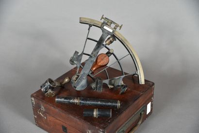 null Marine Française. Sextant marqué A.HURLIMANN à PARIS. 1183., dans son coffre...